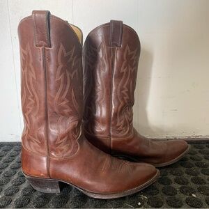 Cowboy boots Justin style branded men’s size 10 cow boy boots.